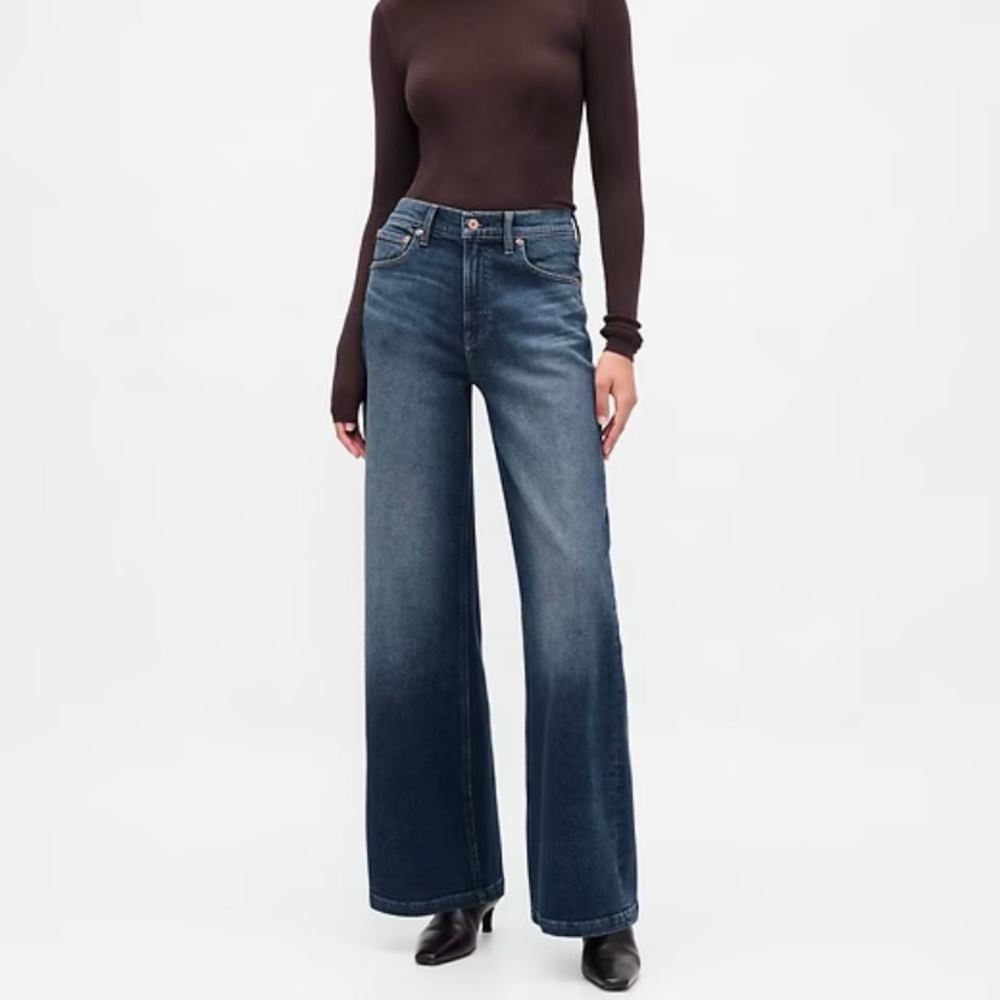 NWT- GAP Light Wash High-Rise Straight Jeans - Light Blue